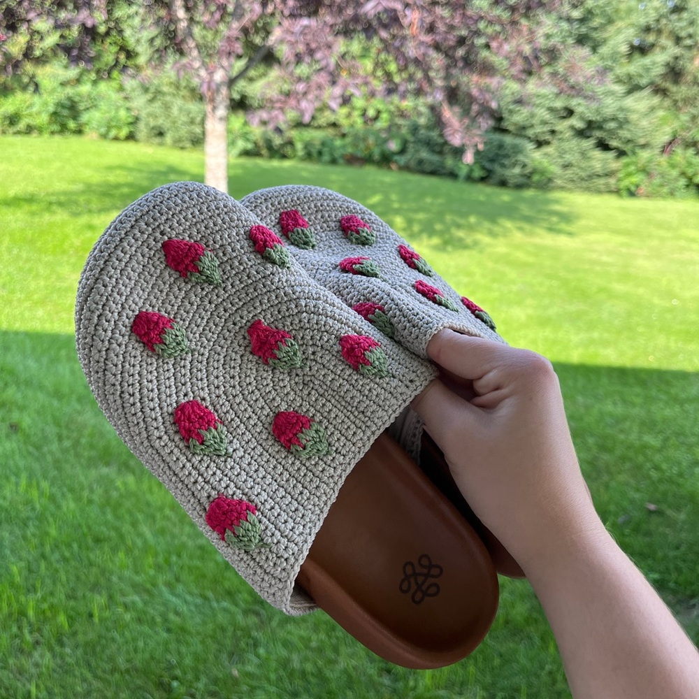 The Sak strawberry crochet clog NWT